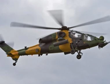 Τουρκικό επιθετικό ελικόπτερο ανοίγει πυρ κατά στόχων του YPG (βίντεο)